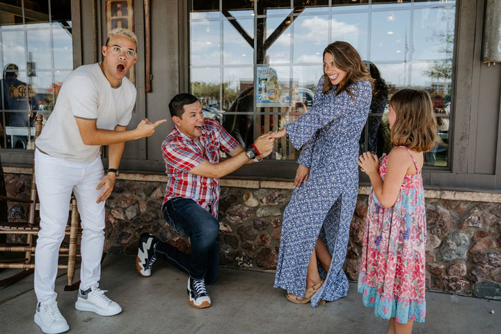 Tauren Wells Surprises Couple During Marriage Proposal at Cracker Barrel in Phoenix, AZ!