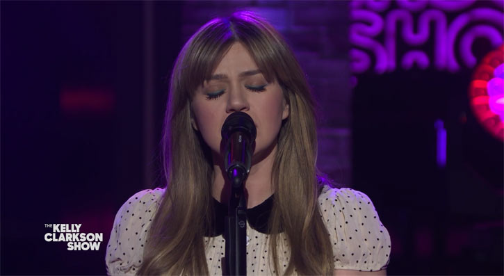 Kelly Clarkson Performs Sixpence None The Richer's 'Kiss Me' Live on The Kelly Clarkson Show